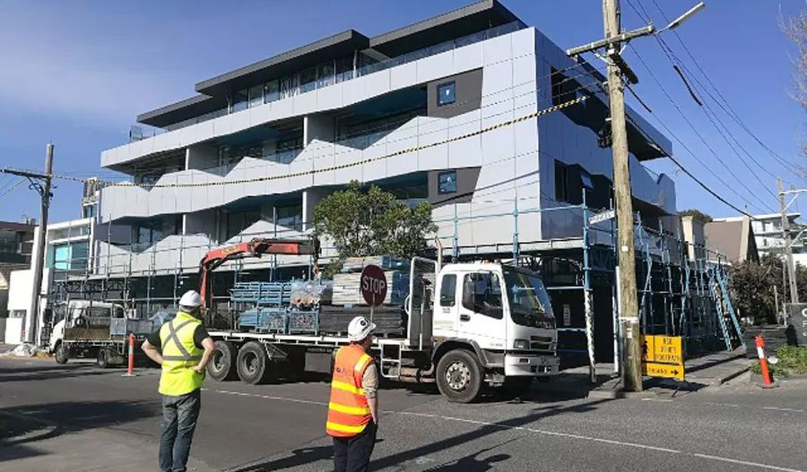 建筑覆层危机致使公寓楼空置近一年